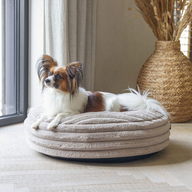 Designed by Lotte Hundebett Reza – rund, beige